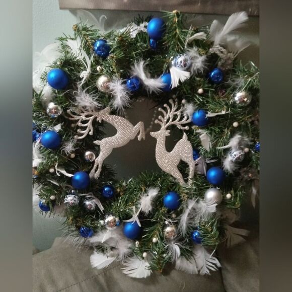 18" Blue/Silver PRELIT PREDECORATED CHRISTMAS WREATH. Fluff & Hang. - Picture 1 of 9